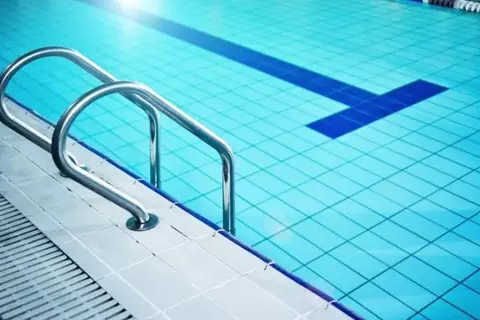 تلميذة صينية قد تتسبب في تغيير قواعد السباحة